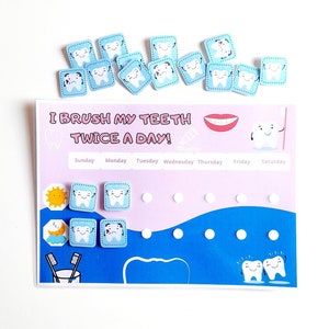 Könnte beinhalten: Ein rosa-blaues Diagramm mit dem Text "Ich putze mir zweimal täglich die Zähne!" und einem Kalender mit den Wochentagen. Auf dem Diagramm befinden sich Aufkleber mit Zähnen, einer Sonne und einem Mond.