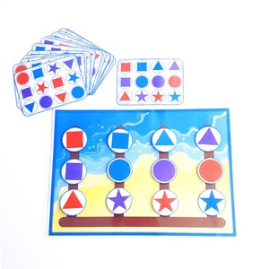 Pode incluir: Um tabuleiro de jogo azul e branco com círculos, quadrados e triângulos vermelhos, azuis e roxos. O tabuleiro de jogo tem um tema de praia com ondas e areia.