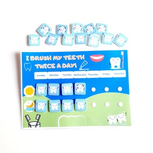 Könnte beinhalten: Ein blauer und grüner Chart mit dem Text "Ich putze mir zweimal täglich die Zähne!" und einer Zahngrafik. Der Chart hat einen Kalender mit Wochentagen und Platz für Sticker. Auf dem Chart befinden sich Sticker von Zähnen mit fröhlichen Gesichtern.