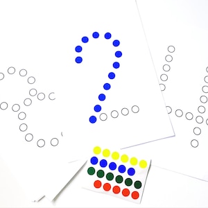 Könnte beinhalten: Ein Satz von drei weißen Karten mit schwarzen Umrissen der Zahlen 8, 2 und 4. Die Zahl 2 ist mit blauen Punkt-Aufklebern gefüllt. Ein Blatt mit bunten Punkt-Aufklebern ist in der rechten unteren Ecke sichtbar.