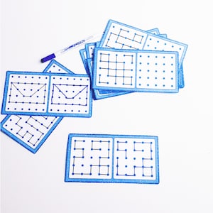 Può includere: Un set di carte blu e bianche punto a punto con varie forme e motivi. Le carte sono progettate per i bambini per esercitarsi nella motricità fine e imparare a collegare i punti.
