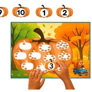 Può includere: Un gioco educativo a tema autunnale con zucche e numeri. Il gioco include una grande zucca arancione con zucche più piccole sopra, e le mani di un bambino che tiene in mano una zucca con il numero 3. Uno scoiattolo guida un camion blu.
