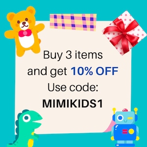 K&ouml;nnte beinhalten: Eine wei&szlig;e Notiz mit einem rosa-gelben karierten Rand. Die Notiz lautet "Kaufe 3 Artikel und erhalte 10% RABATT. Nutze den Code: MIMIKIDS1". Ein gelber Teddyb&auml;r, eine rote Geschenkbox mit einer roten Schleife und ein blauer Roboter befinden sich auf der Notiz.