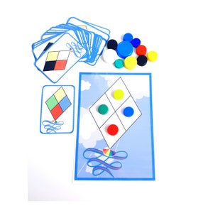 Peut inclure: Un jeu de cerf-volant coloré avec un plateau de jeu bleu et blanc, un jeu de cartes avec des carrés de différentes couleurs et un ensemble de bouchons en plastique de couleur. Le plateau de jeu a la forme d'un cerf-volant avec quatre carrés, chacun avec un bouchon de couleur différente.