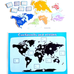 K&ouml;nnte beinhalten: Ein farbenfrohes Weltkartenpuzzle mit Kontinenten und Ozeanen. Die Puzzleteile sind mit den Namen der Kontinente und Ozeane beschriftet. Das Puzzle befindet sich auf einem blauen Hintergrund mit den Worten "Kontinente und Ozeane" in Schwarz.