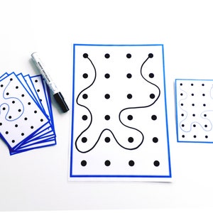 Puede incluir: Un conjunto de tarjetas de actividad de punto a punto con un marcador negro. Las tarjetas presentan una variedad de dibujos de líneas simples que los niños pueden trazar conectando los puntos. Las tarjetas están bordeadas de azul.