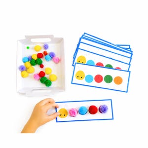 Kleuractiviteit met pompons en een werkblad voor fijne motoriek voor peuters en kleuters.