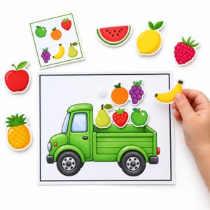 Peut inclure: Une illustration de camion vert sur une carte blanche avec diverses découpes en forme de fruits, notamment une pomme rouge, un ananas jaune, une orange, du raisin violet, une poire verte, une fraise rouge, une pomme verte, une tranche de pastèque, un citron et une framboise.