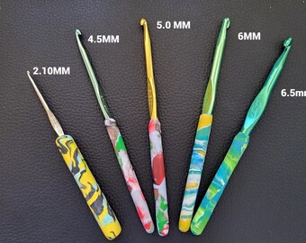 Puede incluir: Cinco ganchillos de crochet de colores con diferentes tamaños: 2,10 mm, 4,5 mm, 5,0 mm, 6 mm y 6,5 mm.