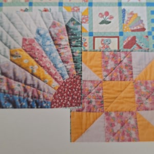 Puede incluir: Un edredón colorido con un diseño en forma de abanico en tonos amarillos, rosas, azules y verdes. El edredón también presenta bloques cuadrados con estampados florales y un diseño de estrella. El edredón está hecho de tela.