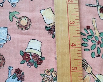 Impression jardin sur tissu de courtepointe corail.