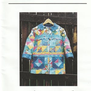 Puede incluir: Una colorida chaqueta acolchada con un diseño de patchwork, exhibida en una percha de madera. La chaqueta presenta una variedad de patrones geométricos en azul, amarillo, rosa y verde. El texto "Anna's Barn Jacket" es visible en la parte inferior de la imagen.
