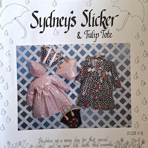 Op de afbeelding: Een naaipatroon voor een kinderregenjas en een handtas. Het patroon heet "Sydney's Slicker & Tulip Tote" en bevat instructies voor maten 3-8. De afbeelding toont een roze regenjas met een strik, een zwart-witte stippenregenjas en een bloemenhandtas.