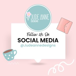 Puede incluir: Un globo de di&aacute;logo blanco sobre un fondo rosa, con el texto "Follow Us On SOCIAL MEDIA @Judeannedesigns". El globo de di&aacute;logo est&aacute; rodeado por un c&iacute;rculo azul claro con el texto "JUDE ANNE DESIGNS" y una flor rosa, un sobre rosa con un coraz&oacute;n y una taza de caf&eacute; azul con flores blancas.