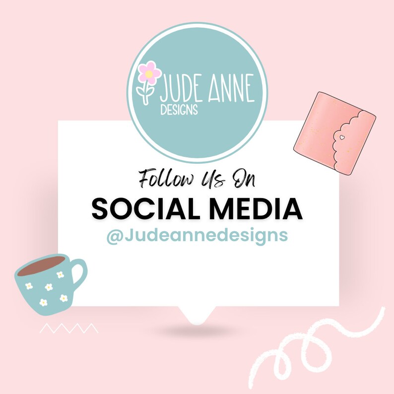 Puede incluir: Un globo de di&aacute;logo blanco sobre un fondo rosa, con el texto "Follow Us On SOCIAL MEDIA @Judeannedesigns". El globo de di&aacute;logo est&aacute; rodeado por un c&iacute;rculo azul claro con el texto "JUDE ANNE DESIGNS" y una flor rosa, un sobre rosa con un coraz&oacute;n y una taza de caf&eacute; azul con flores blancas.