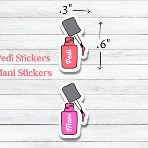 Pu&ograve; includere: Due adesivi a forma di flacone di smalto per unghie, uno rosa con scritto "Mani" e uno rosso con scritto "Pedi". Ogni adesivo misura 7,6 cm di larghezza e 1,5 cm di altezza. 32 adesivi mani e 32 adesivi pedi.