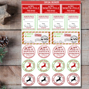 Puede incluir: Un conjunto de 12 etiquetas para regalos de Navidad con un esquema de color rojo y verde. Las etiquetas incluyen im&aacute;genes de Santa Claus, renos y una oficina de correos. El texto en las etiquetas incluye "Oficina de correos del Polo Norte", "Entrega especial de Santa Claus", "Hecho en el taller de Santa", "Oficina de correos de Santa Claus" y "Correo de renos".