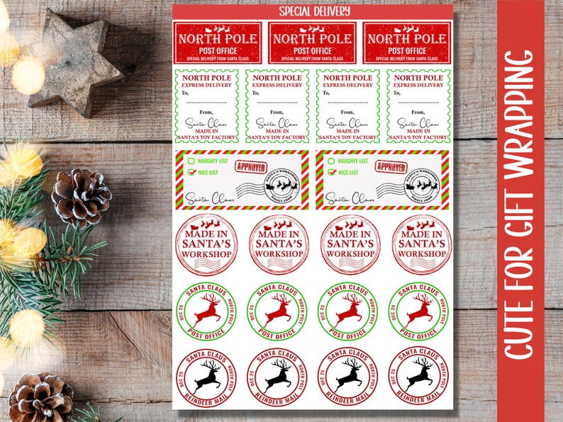 Puede incluir: Un conjunto de 12 etiquetas para regalos de Navidad con un esquema de color rojo y verde. Las etiquetas incluyen im&aacute;genes de Santa Claus, renos y una oficina de correos. El texto en las etiquetas incluye "Oficina de correos del Polo Norte", "Entrega especial de Santa Claus", "Hecho en el taller de Santa", "Oficina de correos de Santa Claus" y "Correo de renos".