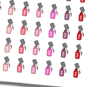 Pu&ograve; includere: Un foglio di adesivi con bottiglie di smalto per unghie in varie tonalit&agrave; di rosa, rosso e viola. Ogni adesivo ha la parola "Pedi" scritta su di esso.
