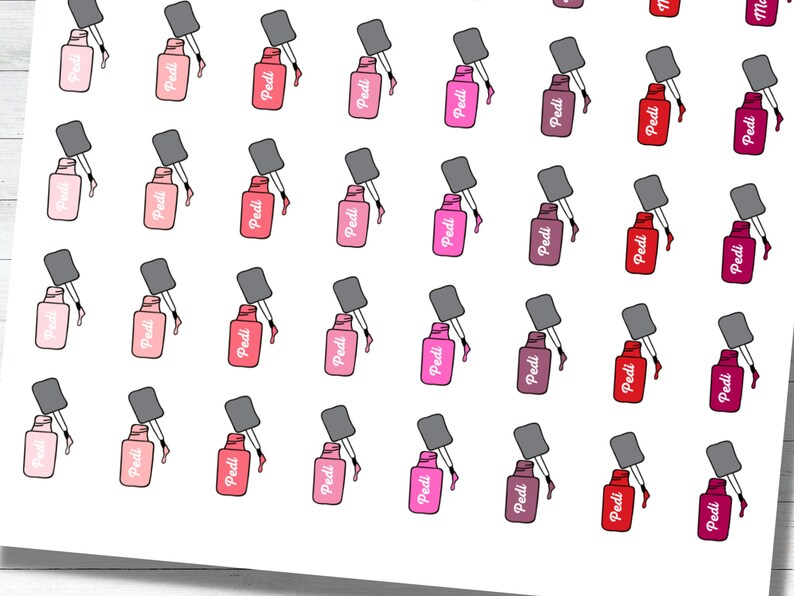 Pu&ograve; includere: Un foglio di adesivi con bottiglie di smalto per unghie in varie tonalit&agrave; di rosa, rosso e viola. Ogni adesivo ha la parola "Pedi" scritta su di esso.