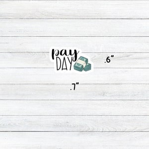 K&ouml;nnte beinhalten: Ein wei&szlig;er Aufkleber mit dem Text "pay day" in schwarzen Buchstaben und einem Stapel gr&uuml;ner Geldscheine. Der Aufkleber ist 1,8 cm breit und 1,5 cm hoch.