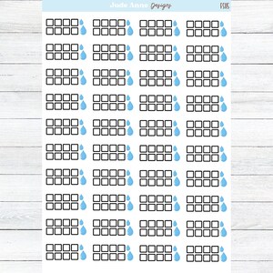 以下が含まれることがあります： 8つの黒い枠の正方形と1つの水色の水滴で構成されたトラッカーアイコンが並ぶステッカーシート。シートの上部には、水色のフォントで「Jude Anne Designs」というテキストと「FS115」というコードが記載されています。