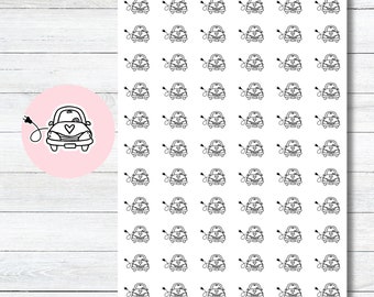 Puede incluir: Una hoja de pegatinas con múltiples ilustraciones de líneas en blanco y negro de un coche eléctrico con un corazón en el capó y un enchufe de carga. El texto JUDE ANNE está impreso en la esquina superior izquierda de la hoja blanca.