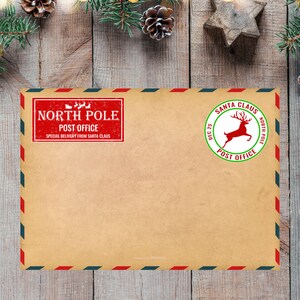 Puede incluir: Un sobre marr&oacute;n con rayas rojas, blancas y azules alrededor de los bordes. El sobre tiene dos sellos rojos. Un sello dice "NORTH POLE POST OFFICE SPECIAL DELIVERY FROM SANTA CLAUS". El otro sello dice "SANTA CLAUS NORTH POLE POST OFFICE DEC 25" y tiene una ilustraci&oacute;n de reno rojo.