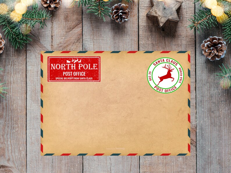 Puede incluir: Un sobre marr&oacute;n con rayas rojas, blancas y azules alrededor de los bordes. El sobre tiene dos sellos rojos. Un sello dice "NORTH POLE POST OFFICE SPECIAL DELIVERY FROM SANTA CLAUS". El otro sello dice "SANTA CLAUS NORTH POLE POST OFFICE DEC 25" y tiene una ilustraci&oacute;n de reno rojo.
