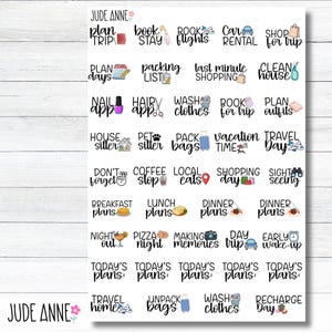 Puede incluir: Hoja de pegatinas blanca con varios iconos y texto tem&aacute;ticos de viajes y vida diaria, incluyendo "Plan Trip", "Pack Bags" y "Vacation Time". La hoja est&aacute; etiquetada como "Jude Anne".