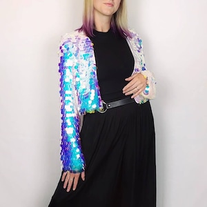 Krótsza kurtka z cekinami | Podszewka satynowa | Opalizujące cekiny | Strój festiwalowy Iridescent