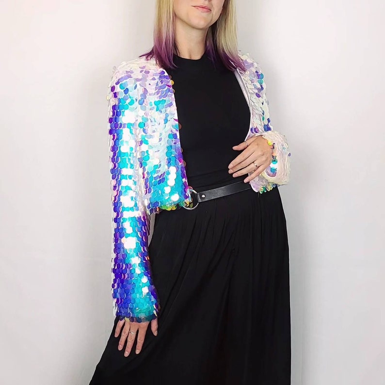Krótsza kurtka z cekinami | Podszewka satynowa | Opalizujące cekiny | Strój festiwalowy Iridescent