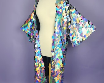 Kimono de lantejoulas iridescentes: traje de festival personalizado