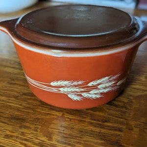 Pyrex vintage autumn harvest wheat casserole dish with brown lid 473B