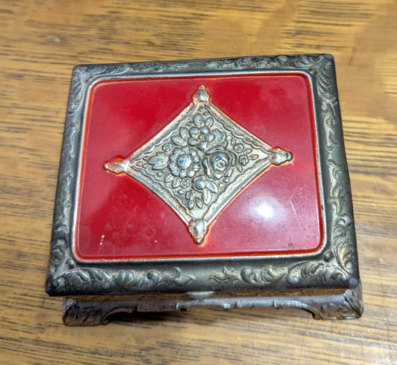 Vintage footed metal trinket/jewelry box, made in occupied Japan.... View 2