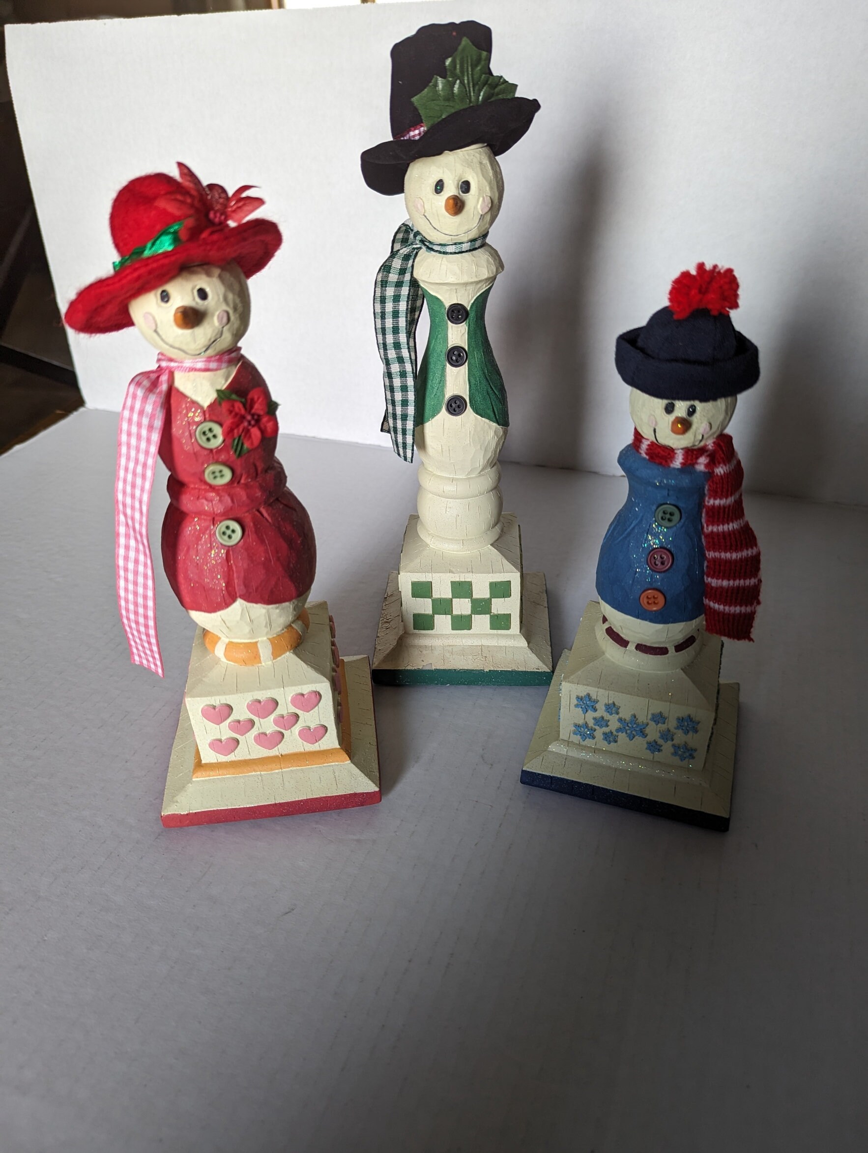 Avon Country Snowfolks Candle Holder Family, Can Transition to Decor