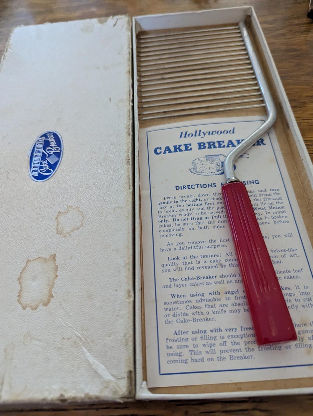 Vtg Hollywood Cake Breaker, Red Bakelite Handle. Measures 10