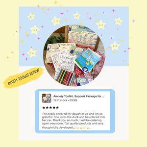 Puede incluir: Una rese&ntilde;a de un cliente para un paquete de apoyo de kit de ansiedad. La rese&ntilde;a es positiva e incluye una calificaci&oacute;n de cinco estrellas. La imagen muestra el contenido del kit, que incluye p&aacute;ginas para colorear, l&aacute;pices y un peque&ntilde;o pato de peluche. El texto en la imagen dice "Anxiety Toolkit, Support Package for... 19 in stock. &pound;9.99".