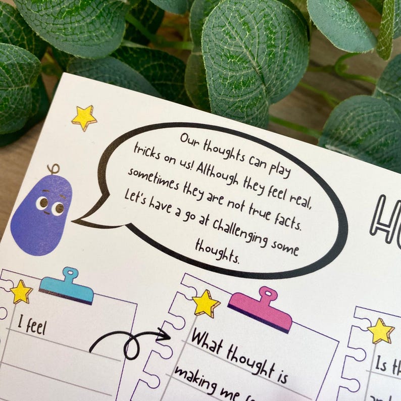 Puede incluir: Una hoja de trabajo imprimible con un personaje de dibujos animados y un globo de di&aacute;logo que dice "&iexcl;Nuestros pensamientos pueden jugar con nosotros! Aunque se sientan reales, a veces no son hechos verdaderos. Intentemos desafiar algunos pensamientos." La hoja de trabajo tiene tres secciones con los t&iacute;tulos "Siento", "Qu&eacute; pensamiento me est&aacute; haciendo", y "&iquest;Es este pensamiento verdadero?"