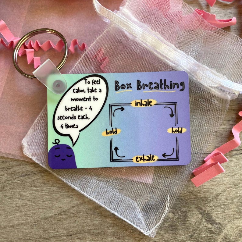 Puede incluir: Un personaje de dibujos animados morado con un globo de pensamiento que dice "Para sentirse tranquilo, t&oacute;mese un momento para respirar - 4 segundos cada uno, 4 veces". La tarjeta tambi&eacute;n tiene una caja con flechas que muestran las direcciones para la respiraci&oacute;n en caja: inhalar, mantener, exhalar, mantener.
