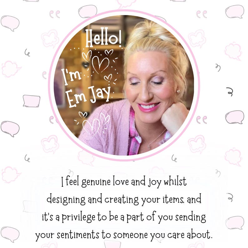 Puede incluir: Una mujer con cabello rubio sonr&iacute;e y mira a la c&aacute;mara. Lleva un su&eacute;ter rosa y tiene un c&iacute;rculo rosa a su alrededor con el texto "Hello! I'm Em Jay" escrito en blanco. El fondo es blanco con burbujas de di&aacute;logo rosas.