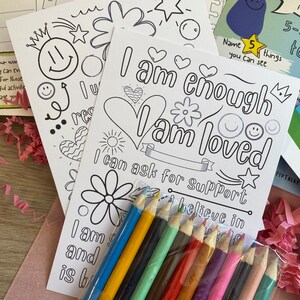 Puede incluir: Un conjunto de p&aacute;ginas para colorear con afirmaciones positivas, que incluyen "Soy suficiente" y "Soy amado". Las p&aacute;ginas est&aacute;n decoradas con corazones, estrellas y flores. El conjunto tambi&eacute;n incluye un paquete de l&aacute;pices de colores.