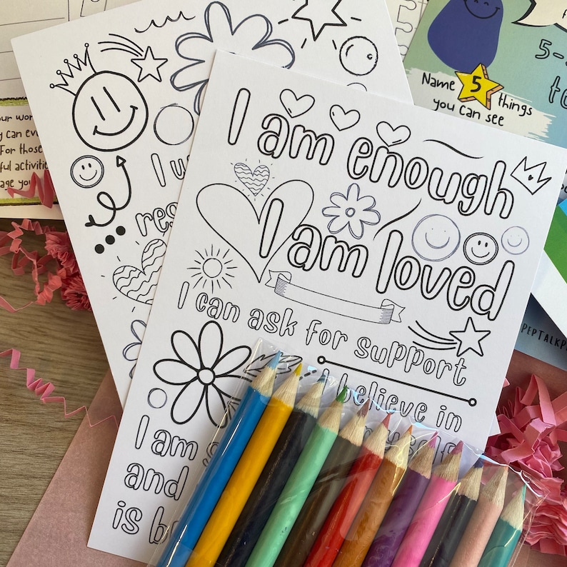 Puede incluir: Un conjunto de p&aacute;ginas para colorear con afirmaciones positivas, que incluyen "Soy suficiente" y "Soy amado". Las p&aacute;ginas est&aacute;n decoradas con corazones, estrellas y flores. El conjunto tambi&eacute;n incluye un paquete de l&aacute;pices de colores.
