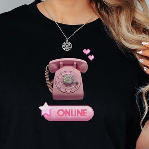 Pinkes Wählscheiben Telefon Collage T-Shirt, Chronisch Online T-Shirt, Gen-Z Girlblogger Shirt, Pixelige Online Herzen Top, Girly Softstyle T-Shirt,