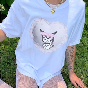 Süßes Coquette Collage Soft Oversized T Shirt mit Kawaii Anime Charakter, Baby Girl Rosa und Weiß Herzkissen & Pixelartiger SweetHeart Text