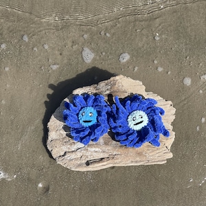 Blue Button Jellyfish PDF pattern with bonus Daisy Flower