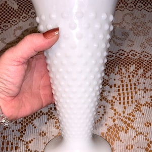 Impresionante jarrón de vidrio blanco lechoso de gran tamaño, de los años 40, con tachuelas y líneas horizontales, con borde superior ensanchado festoneado grande y base de pedestal. *Dos disponibles*
