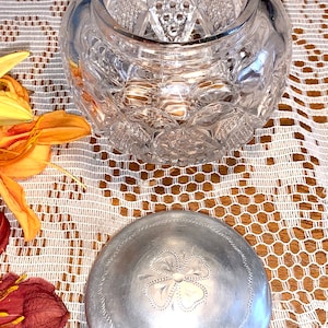 Antiguo y raro tarro de tocador con relieve repujado de principios de 1900 con tapa de trébol de 4 hojas. ¡Qué suerte! Tarro de tocador de vidrio con tapa plateada