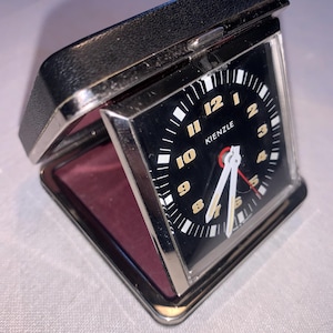 Réveil pliant de voyage de marque « Kienzle » vintage des années 1960 fabriqué en Allemagne en argent chromé avec un boîtier extérieur noir