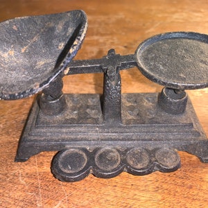 Vintage 1960er Jahre Miniatur-Gusseisenwaage mit ALLEN drei Originalstücken-Perfekt für Wohnkultur
